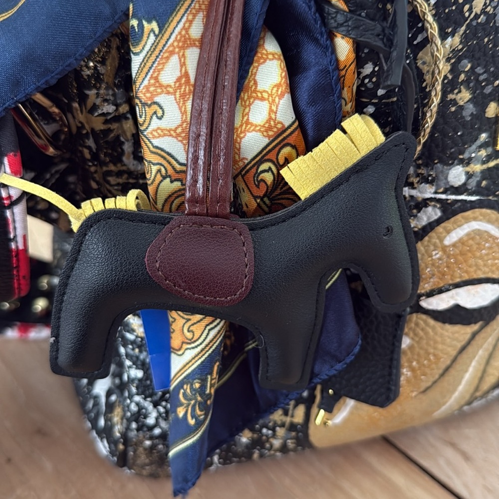 Custom painted Black and Gold Women's Handbag with lock closure - Picture 5 of 10
